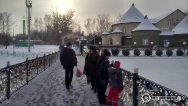 Мост влюбленных (за отелем) и ресоран отеля