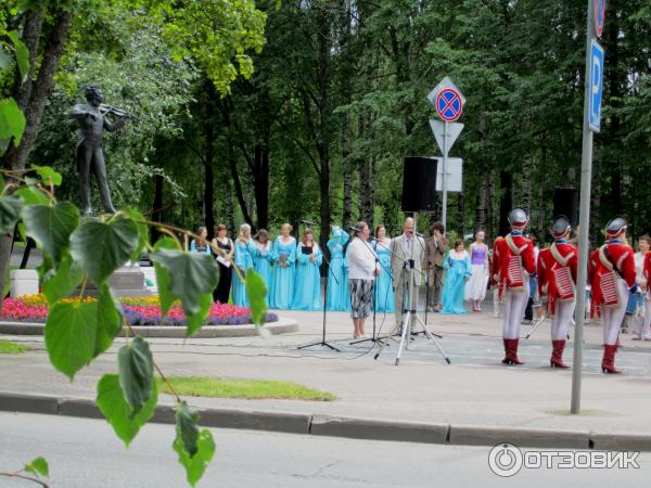 За оградой Павловского парка у памятника Й. Штраусу