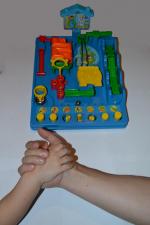 Настольная игра Tomy "Упрямый шарик" фото