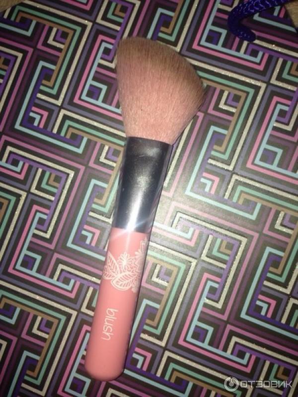 Кисть для румян Essence Blush Brush фото