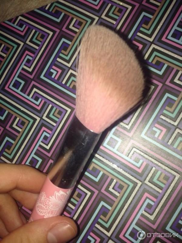 Кисть для румян Essence Blush Brush фото