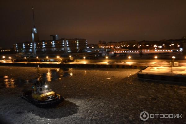 Вид на Морской вокзал в СПб и катерок