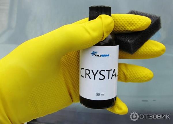 Моя рука в перчатке держит флакон со средством Crystal