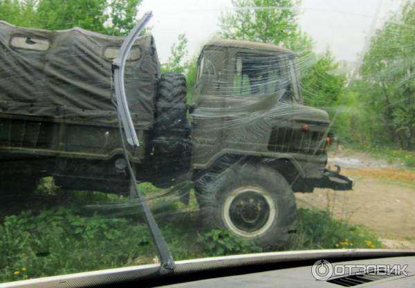 На стекле видны белёсые полоски подсыхающего слоя