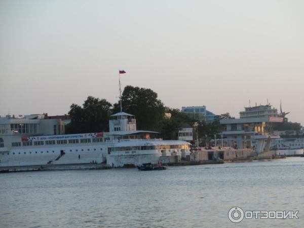 Вид с моря на спортивный зал и ресторан На рейде.