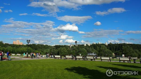 Панорамный вид на парк недалеко от центрального входа