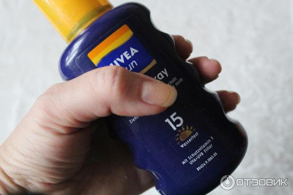 Спрей для загара Nivea, удобно ложится в руку