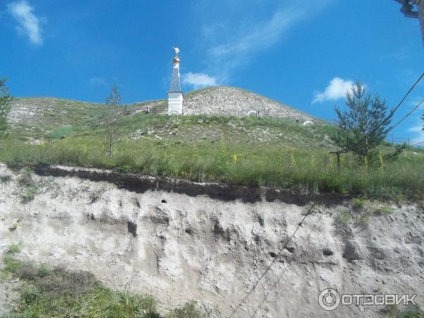 вид снизу на пещеры
