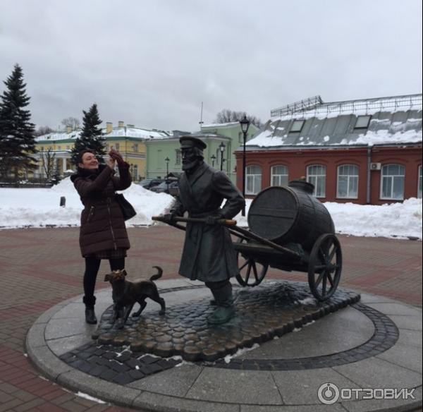 Скульптура водовоза у входа в башню