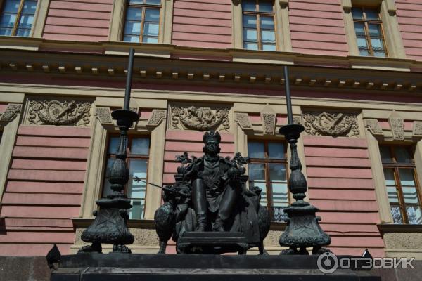 михайловский инженерный замок спб. Памятник Павлу 1 во внутреннем дворе скульптор В. Э. Горевым и архитектор В. И. Наливайко.