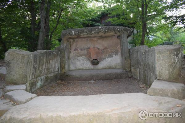 Дольмен в Джубге (Россия, Краснодарский край) фото