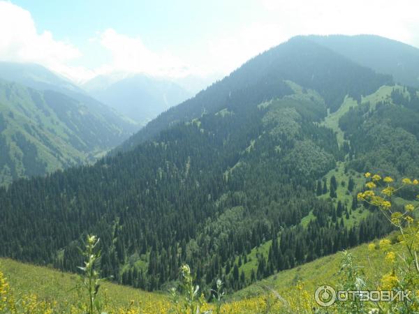 Скит монахов в Аксайском ущелье (Казахстан, Алматинская область) фото