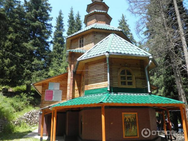 Скит монахов в Аксайском ущелье (Казахстан, Алматинская область) фото