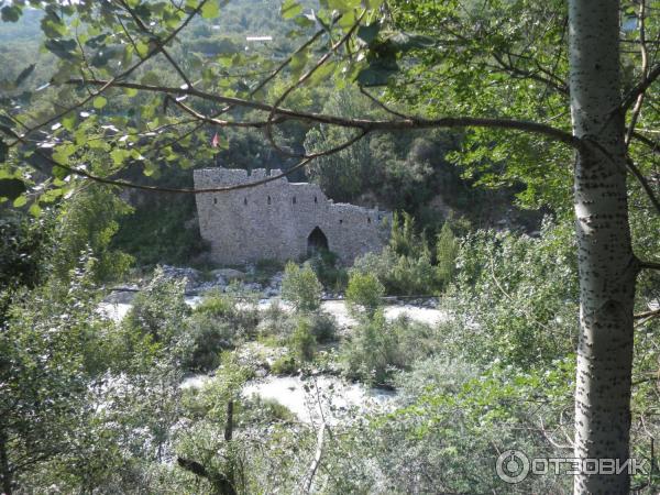 Скит монахов в Аксайском ущелье (Казахстан, Алматинская область) фото