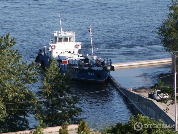 судно подходит вплотную к набережной при половодье