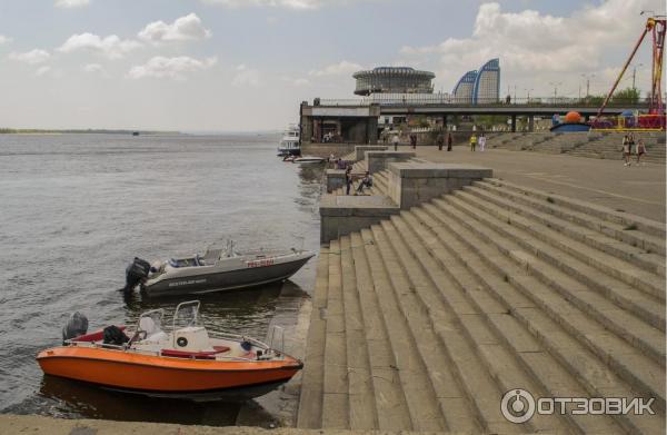 вдали у Реч. вокзала задействован причал низкой воды