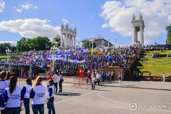 лестница-трибуна на дне города - посвящении в студенты