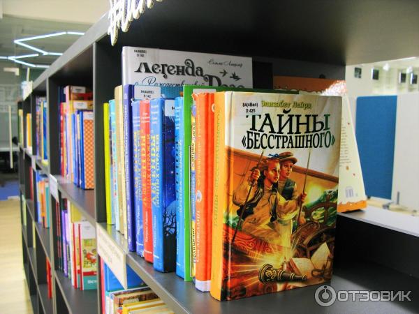 Стеллаж с детскими книгами в Охта Лаб