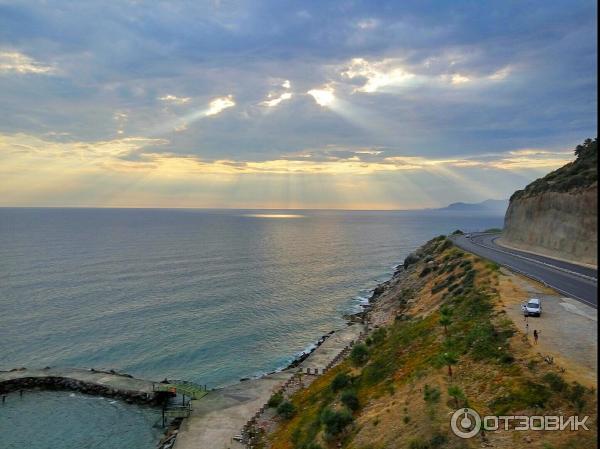 Скалистый пляж в районе отеля Utopia World (Турция, Алания) фото