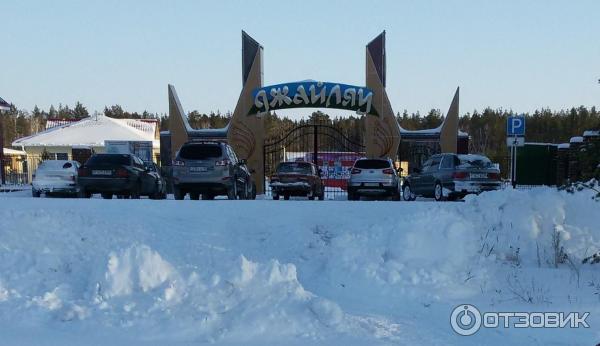 Парковка перед воротами в комплекс