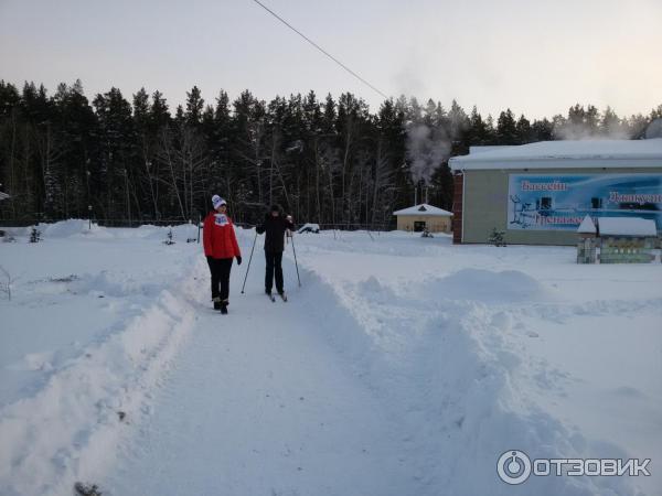 На заднем плане - один из корпусов, газовая мини-котельная и сосновый лес. Дорожка - ведёт к озеру.