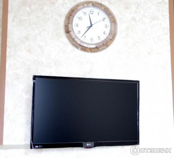 Телевизор LG 24MT58VF-PZ на кронштейне Kromax Techno-1