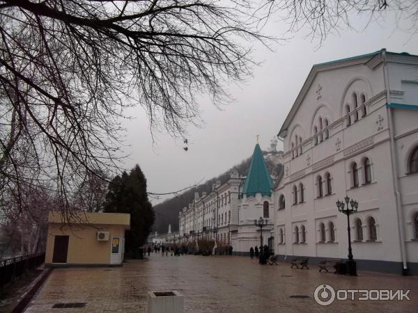 У входа в монастырь