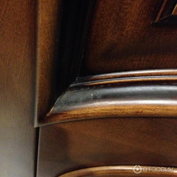 плохо вышкурен угол - и соответственно лак не лег