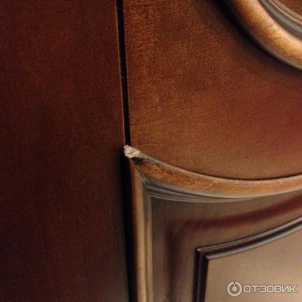 уголок перед лакировкой был вылеплен из воска на производстве. в процессе эксплуатации вдавился