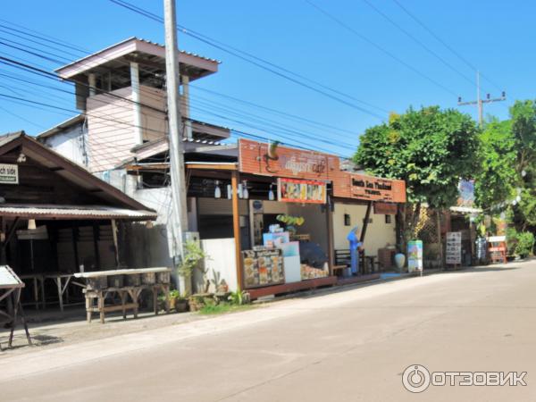 Pakgasri Guest House со стороны дороги.