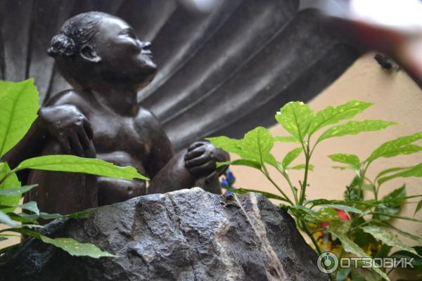 Брюссель девочка. Памятник "писающей девочке", Брюссель, Бельгия.. Писающая девочка Бельгия. Памятник писающая девочка. Брюссель писающая девочка фото.