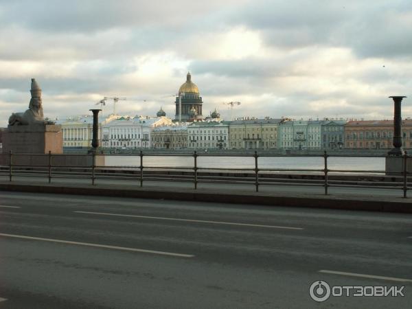 Пешая прогулка по набережной Невы на Васильевском острове (Россия, Санкт-Петербург) фото