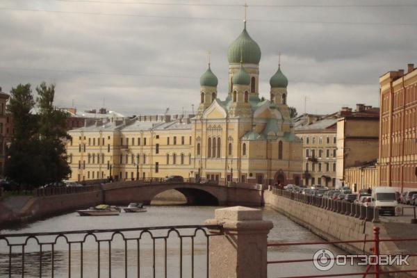 Пешая прогулка по набережной Невы на Васильевском острове (Россия, Санкт-Петербург) фото