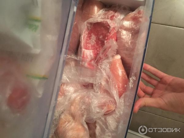 почти полностью загруженный ящик с мясом