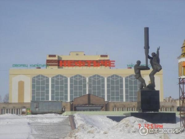 Мобильді секс видео Қыздар юбкасының астынан киіздерін көрсетеді