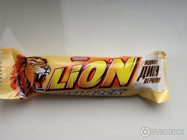 Шоколадный батончик Nestle Lion White Rock фото