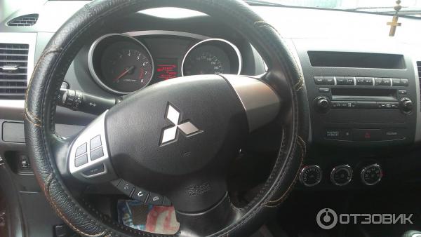 Автомобиль Mitsubishi Outlander XL кроссовер фото