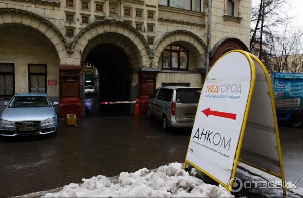 вход в арку, в безумно красивом здании