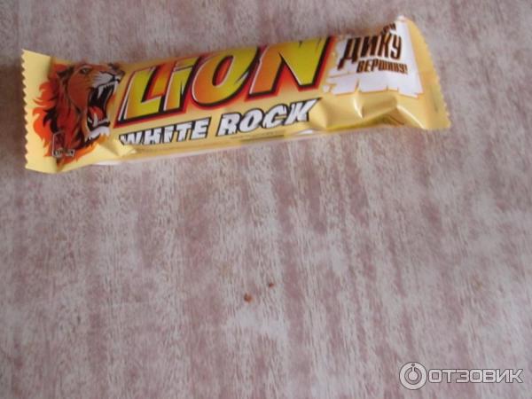 Шоколадный батончик Nestle Lion White Rock фото