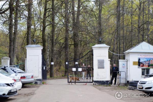 Вход в усадьбу, будка сторожей