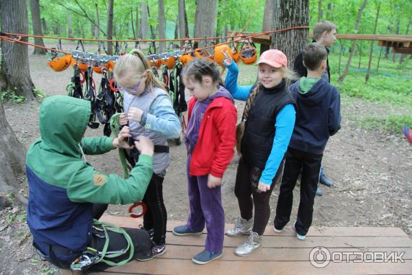 инструктора одевают снаряжение