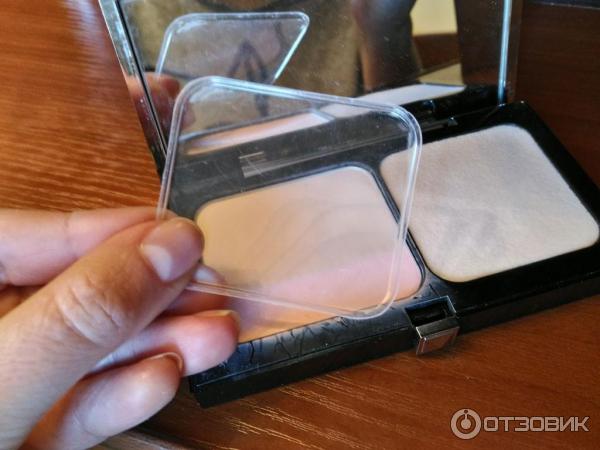 Устойчивое компактное тональное средство TEINT Couture Long-Wearing Compact Foundation от Givenchy