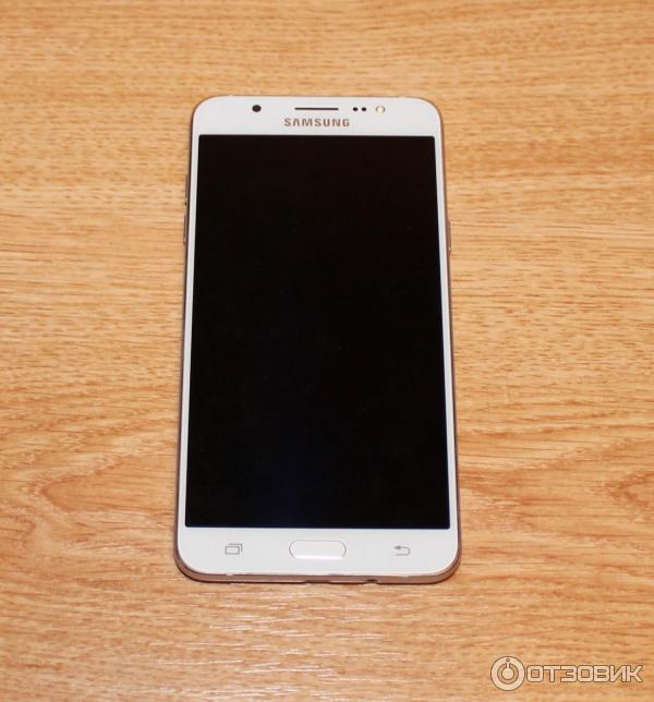 Смартфон Samsung Galaxy J7