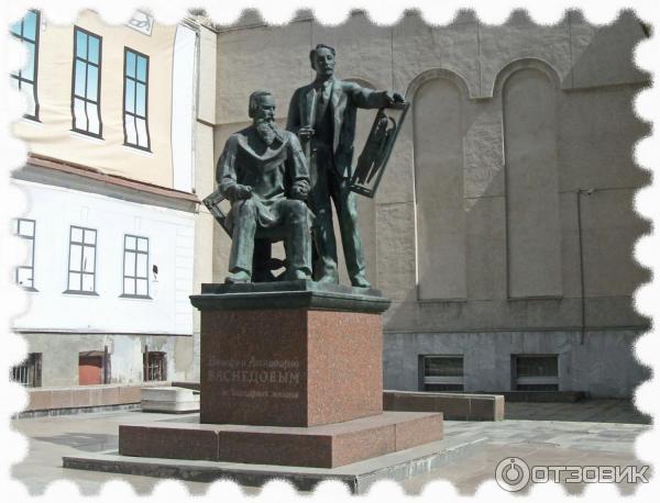 Музей братьев васнецовых киров. Памятник виктору васнецову. Памятник васнецовым киров памятники. Памятник виктору васнецову. Памятник виктору и аполлинарию васнецовым.