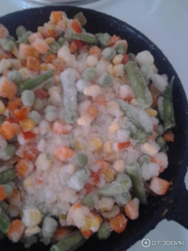 Как вкусно приготовить мексиканскую замороженную смесь. Мексиканская смесь с рисом. рис с мексиканской смесью на сковороде. мексиканская смесь на сковороде. мексиканская смесь с рисом готовая.
