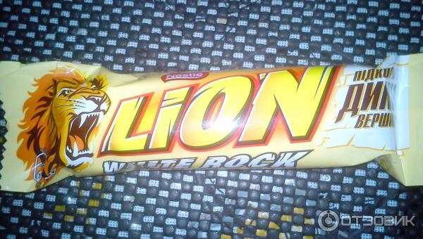 Шоколадный батончик Nestle Lion White Rock