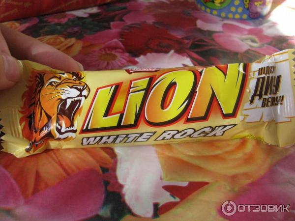 Шоколадный батончик Nestle Lion White Rock фото