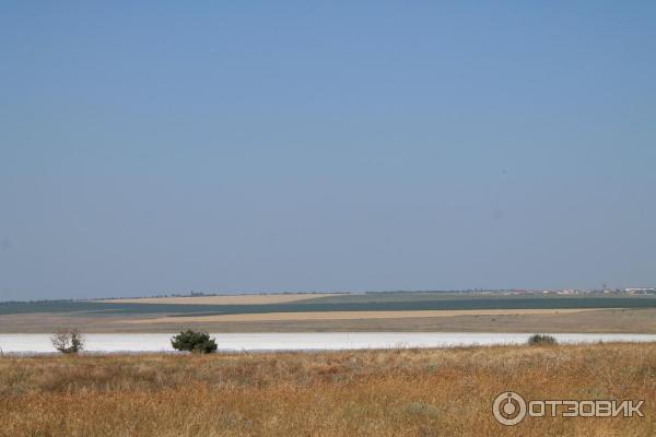 Так выглядит соленое озеро с дороги