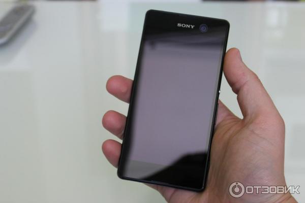 Sony Xperia M5 в руке