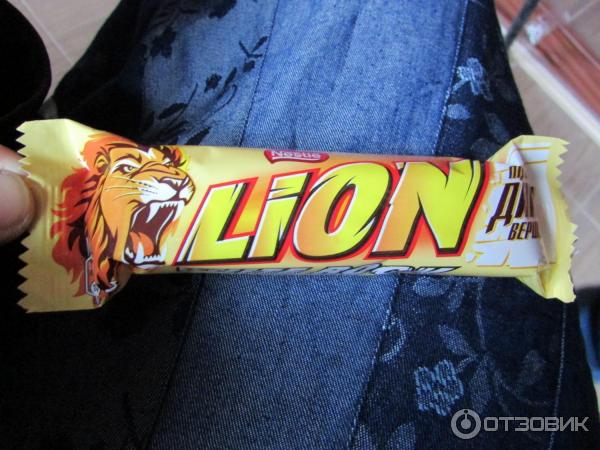 Шоколадный батончик Nestle Lion White Rock фото